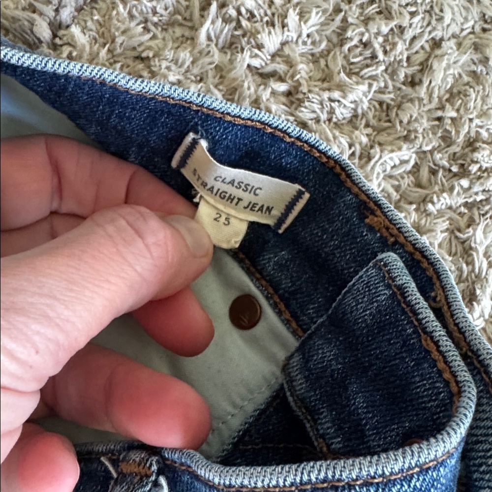 Madewell Classic Straight Jeans in a timeless medium blue wash - Picture 4 of 5
